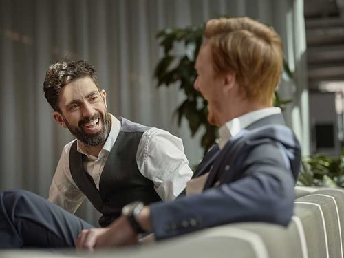 To menn snakker med hverandre