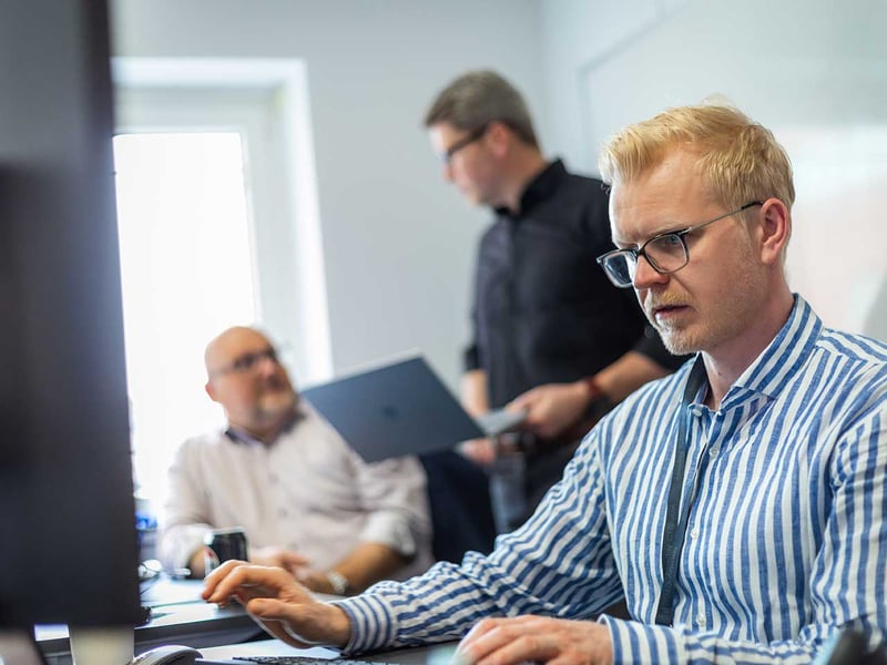 twoday-team-discuss-endpoint-management