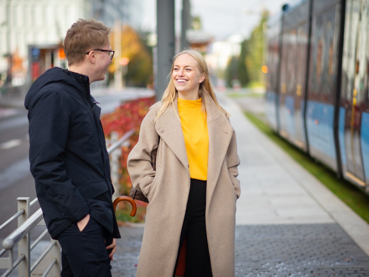 Robert og Helene på trikkeholdeplass