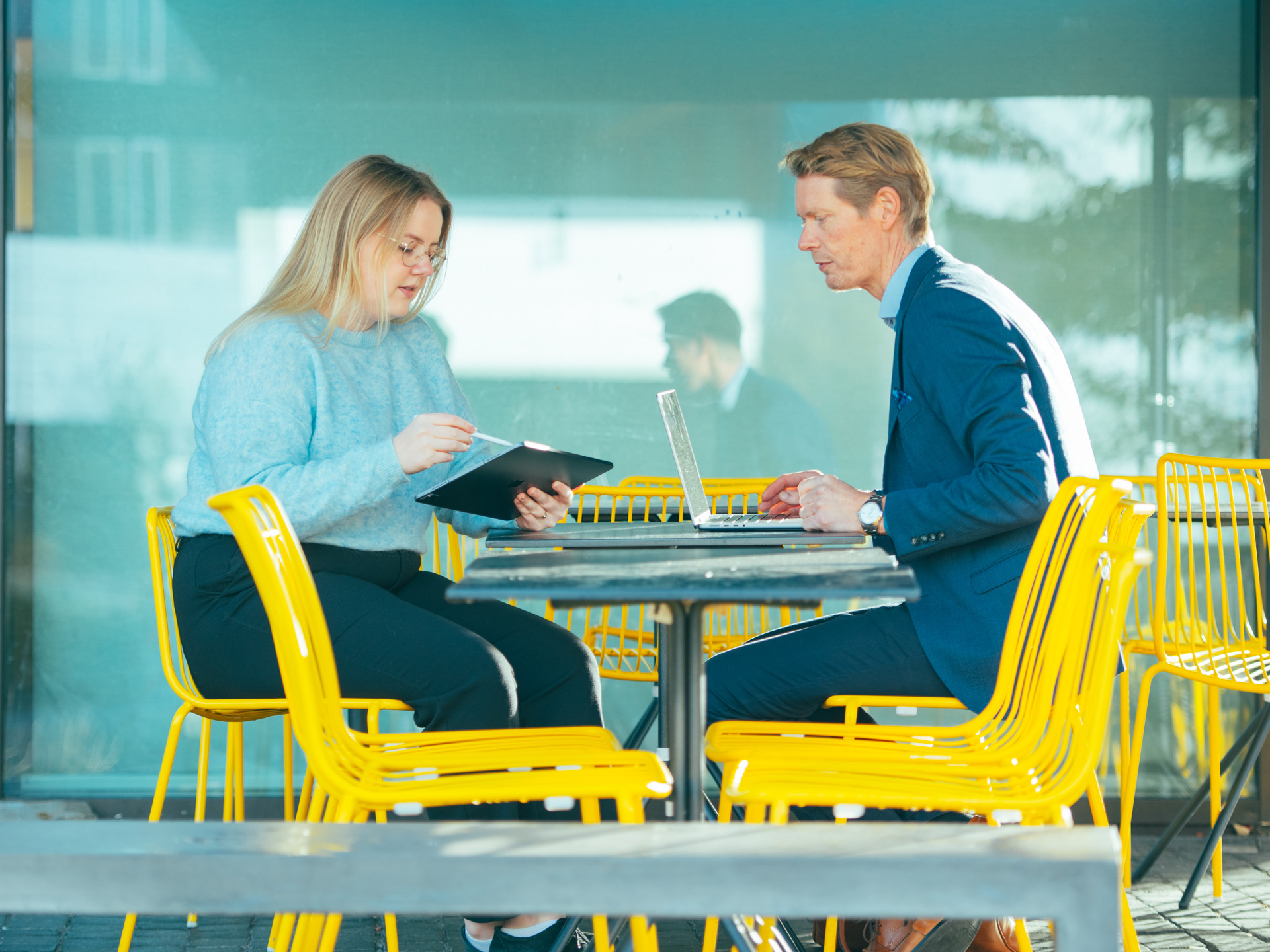 To kollegaer snakker om optimalisering på café