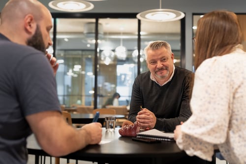 Smilende mennesker rundt bordet