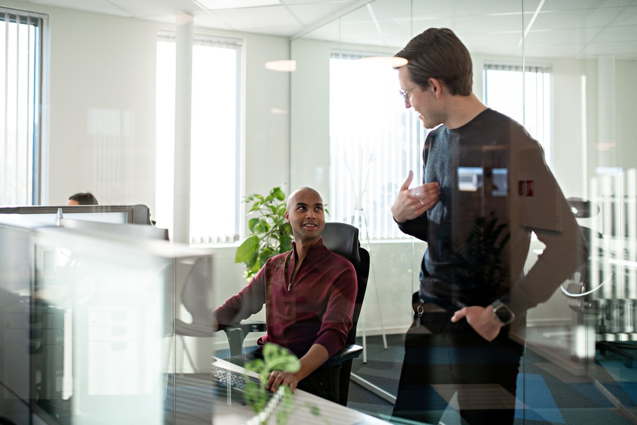 To kollegaer som snakker med hverandre