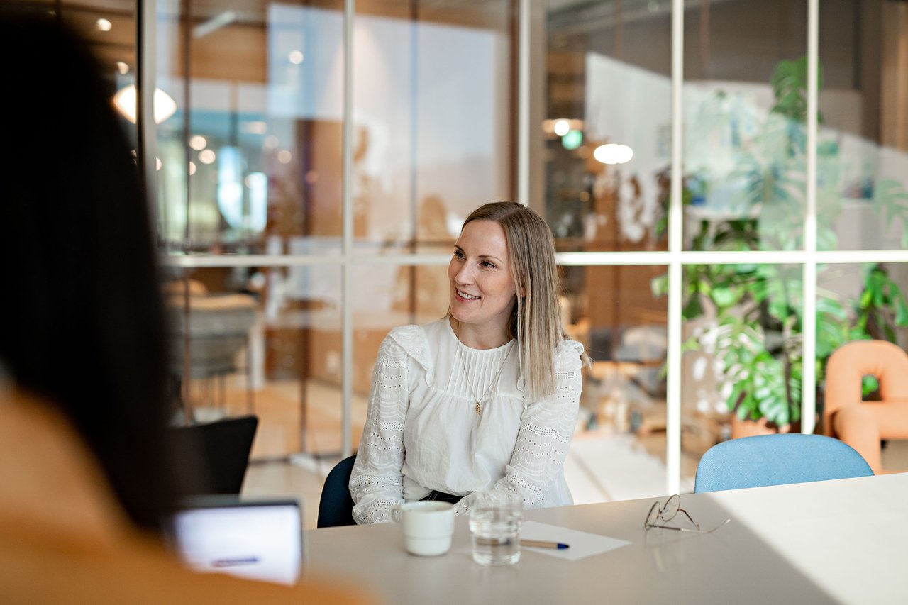 lady smiling in meeting -Fullbredde
