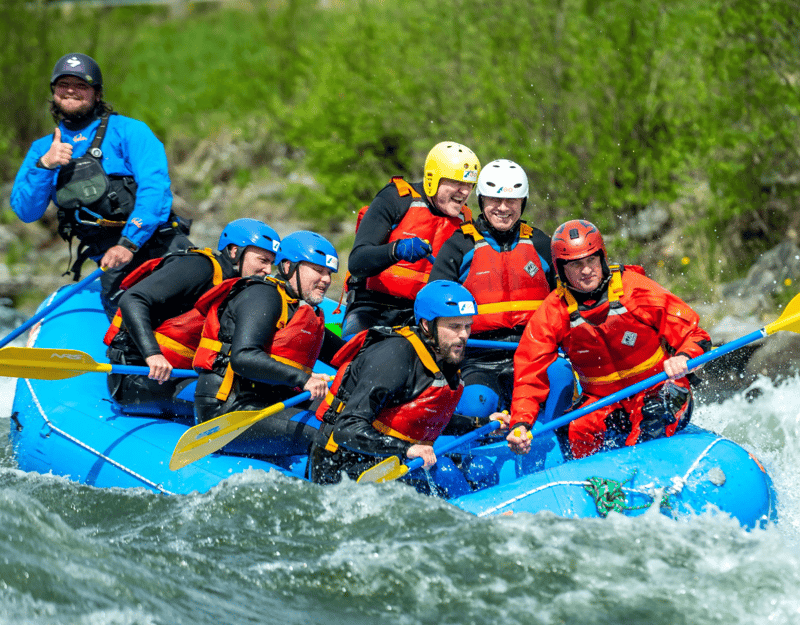 En gruppe mennesker på rafting