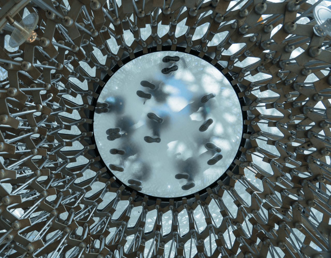 Mange føtter sett nedenfra gjennom et glasstak