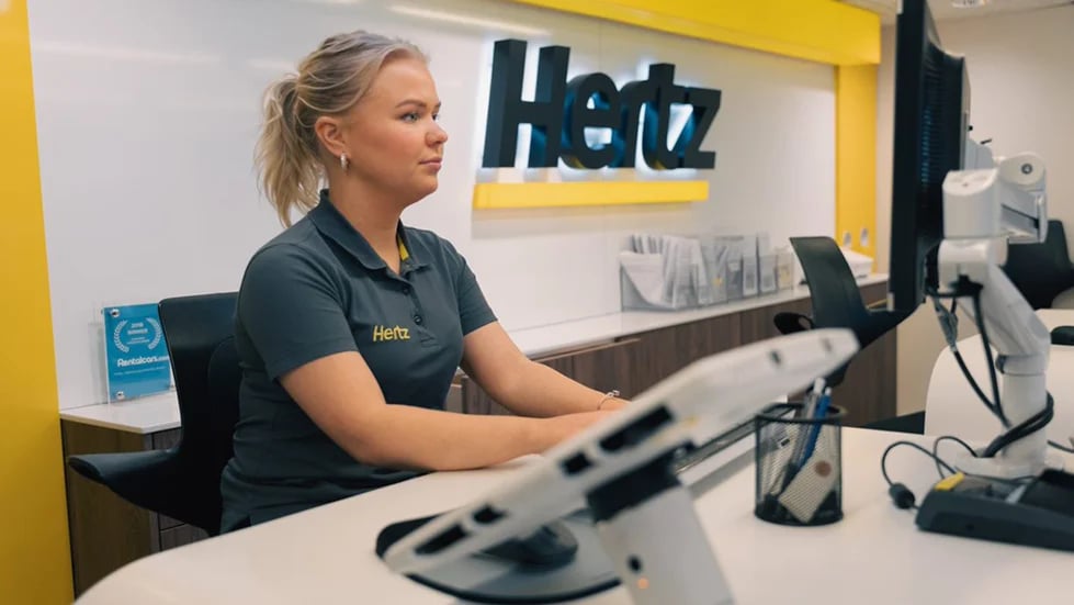 Bilde av en dame som jobber på et Hertz-kontor