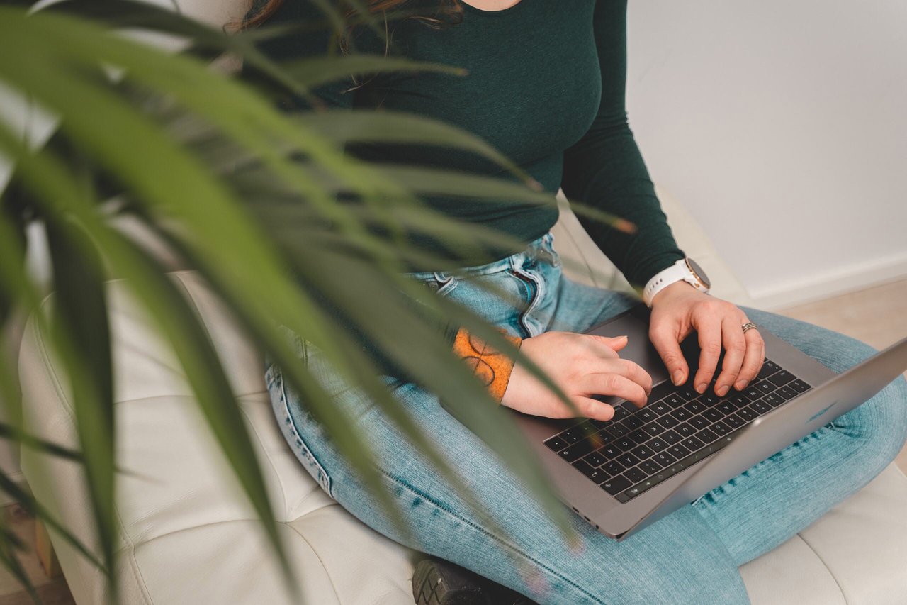 Bilde av en dame med en laptop i fanget