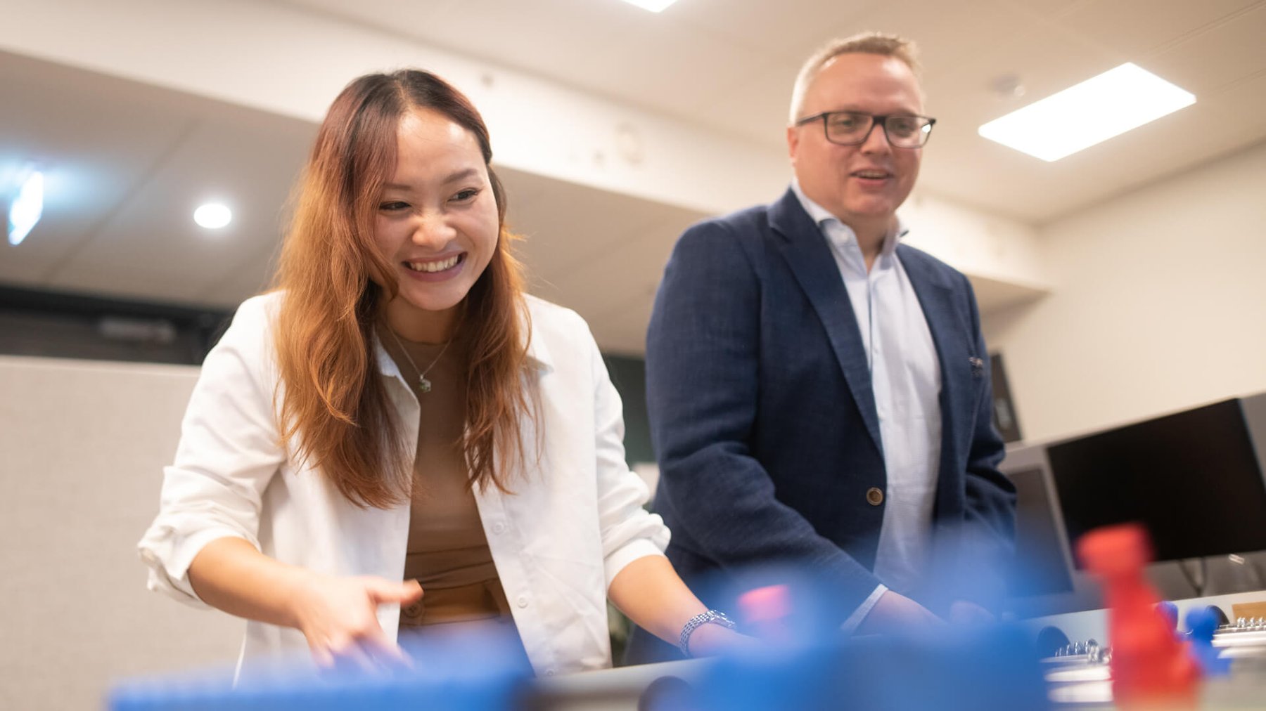 Bilde av mann og dame som spiller fotballspill