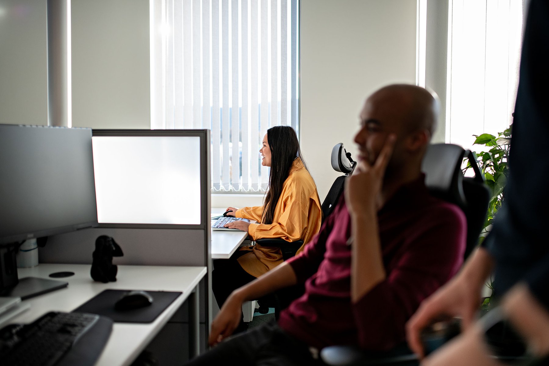 smiling and working -Fullbredde