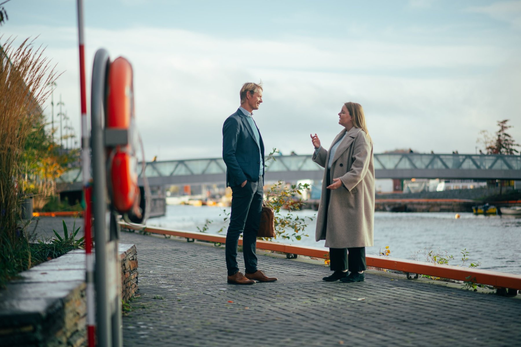 To mennesker står og prater sammen ute