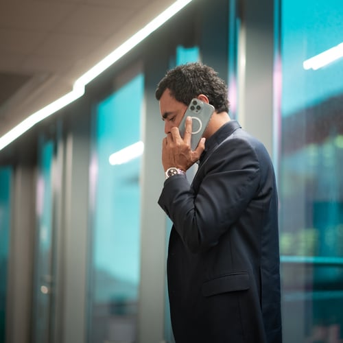 Mann står og snakker i telefon