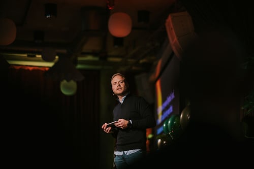 hans olav på scenen 1000x