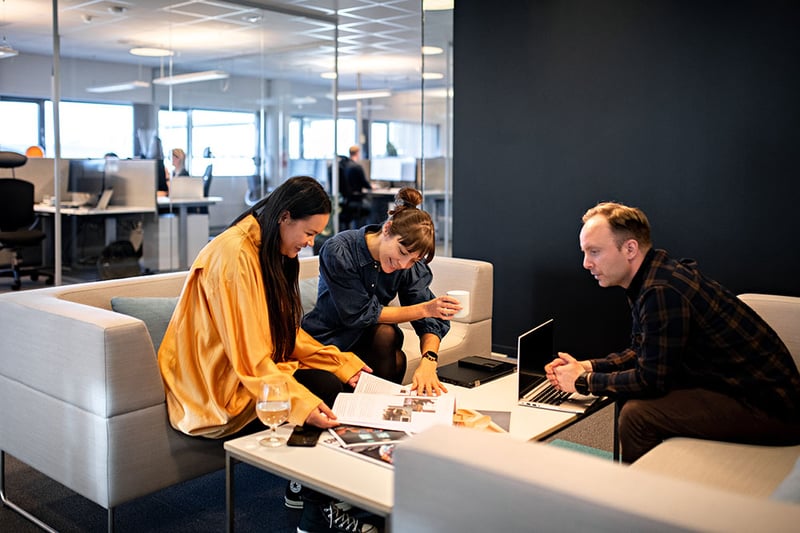 tre personer på sofaen i kontoret 