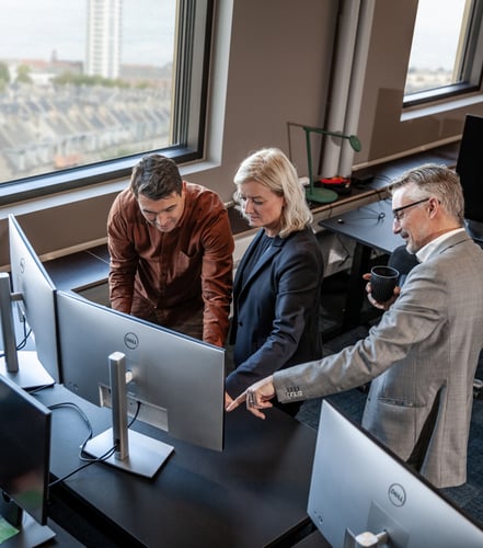 people-working-together-on-screen-1280