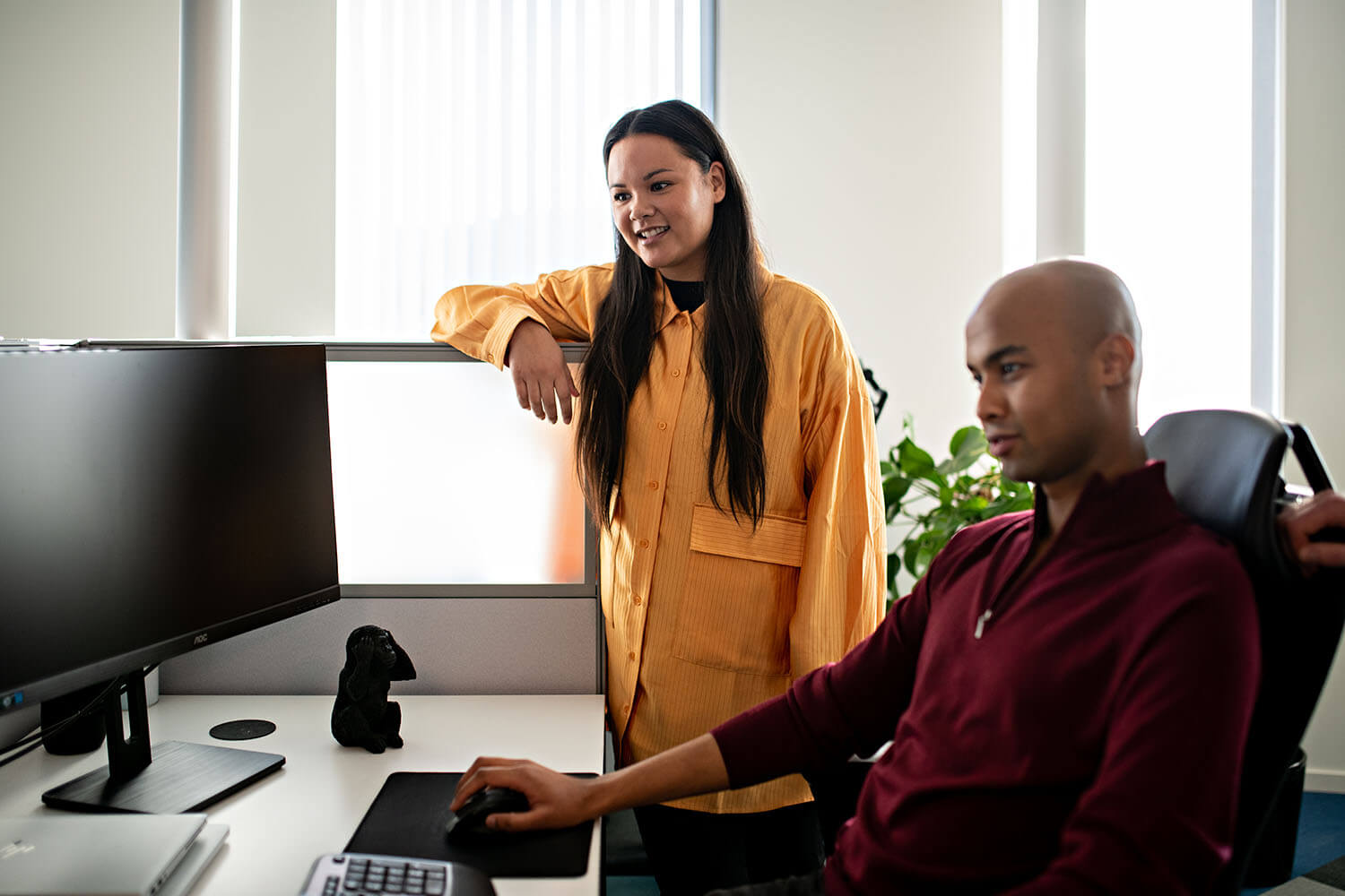 2 coworkers looking at computer -1500x