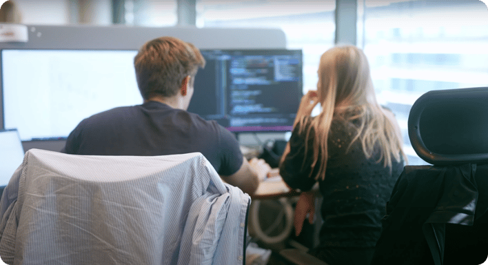 En jente og en gutt ser på en PC-skjerm sammen