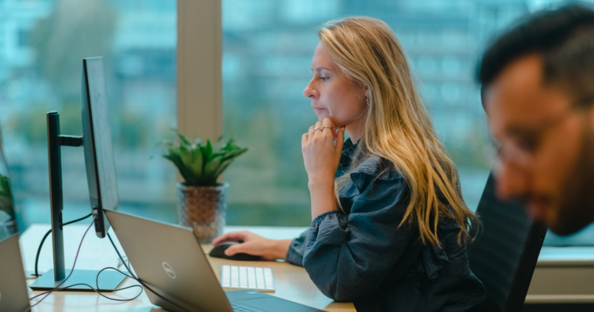 Dame sitter og jobber på en maskin