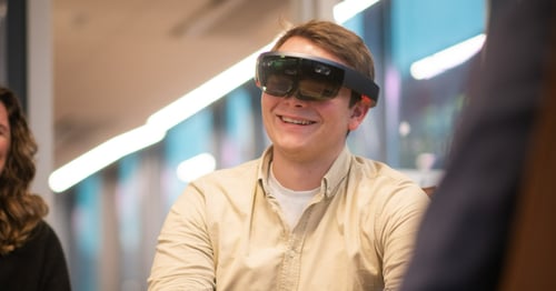 Mann med VR briller