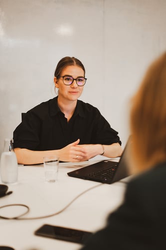 Dame som sitter og prater