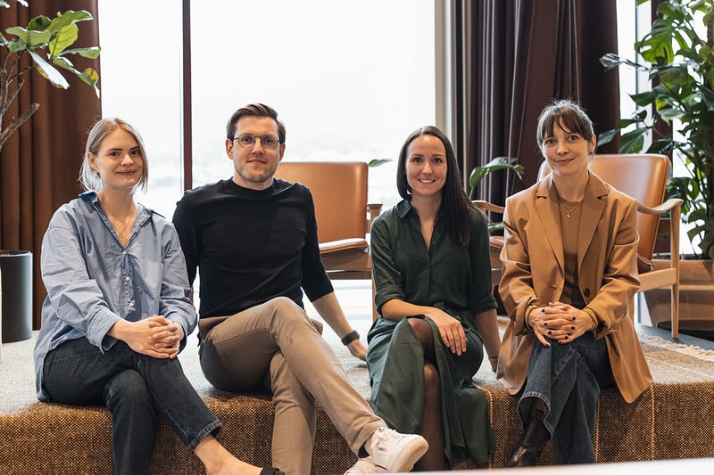 inbound team sitter på scenekanten