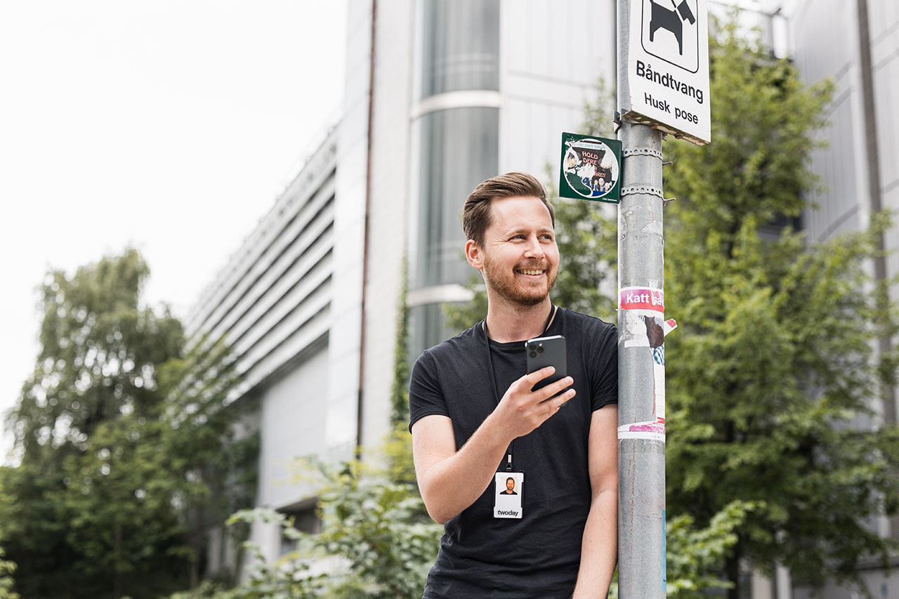 MX-phone-sign-street-green-twoday 1280x